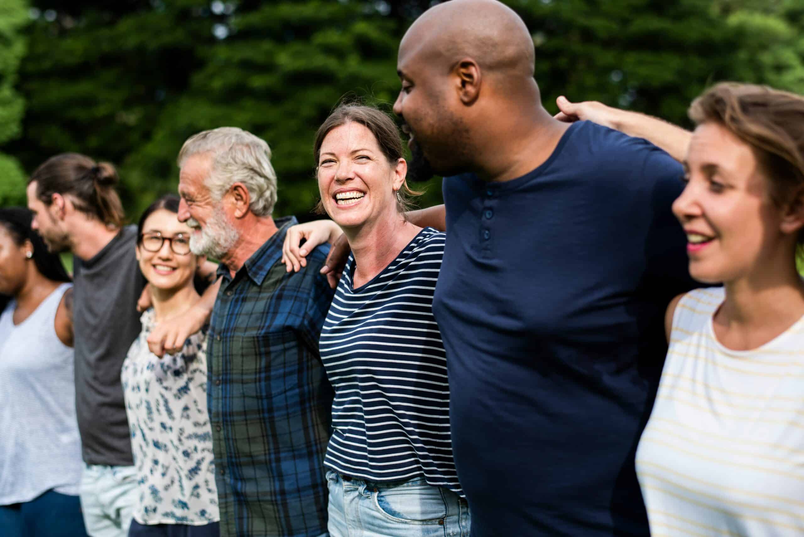 Kleine Gruppe im Gespräch bei der gemeinsamen Zusammenarbeit.