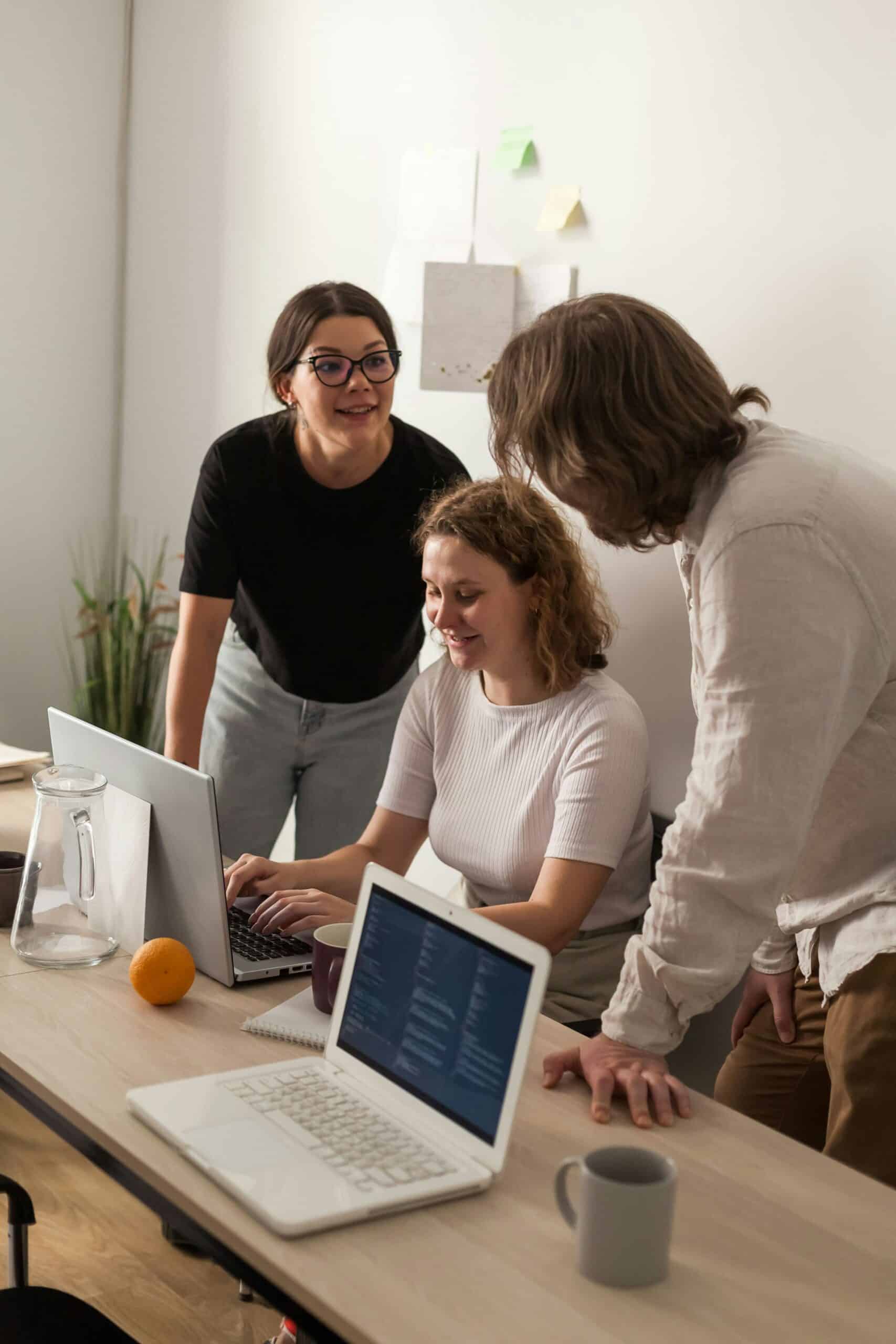Konzentrierte Arbeit mit Laptop und digitalen Werkzeugen im Arbeitsalltag.