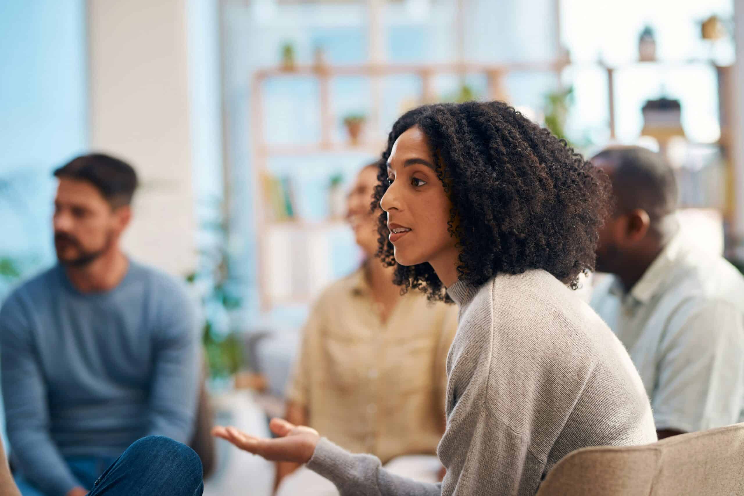 Personen im Stuhlkreis im Gespräch