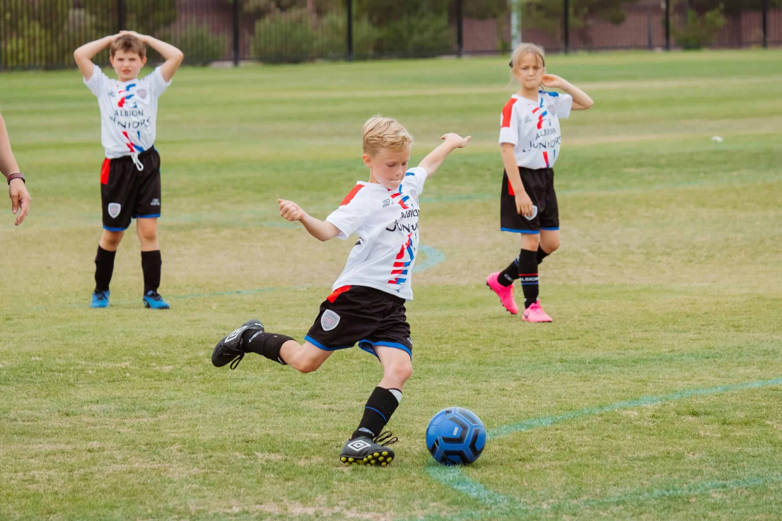 Kinder beim Fußballspielen im Ferienprogramm
