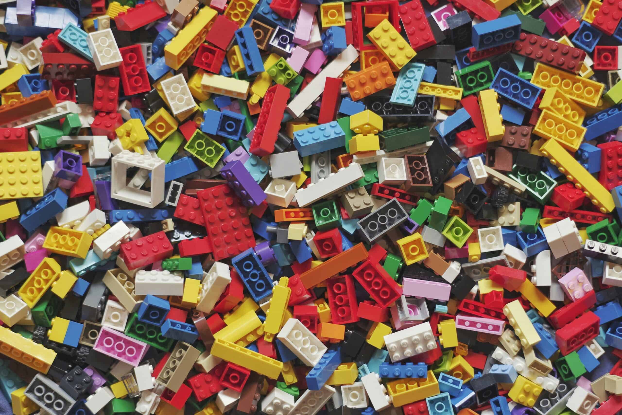 Bunte Lego-Steine für die Lego-Bautage